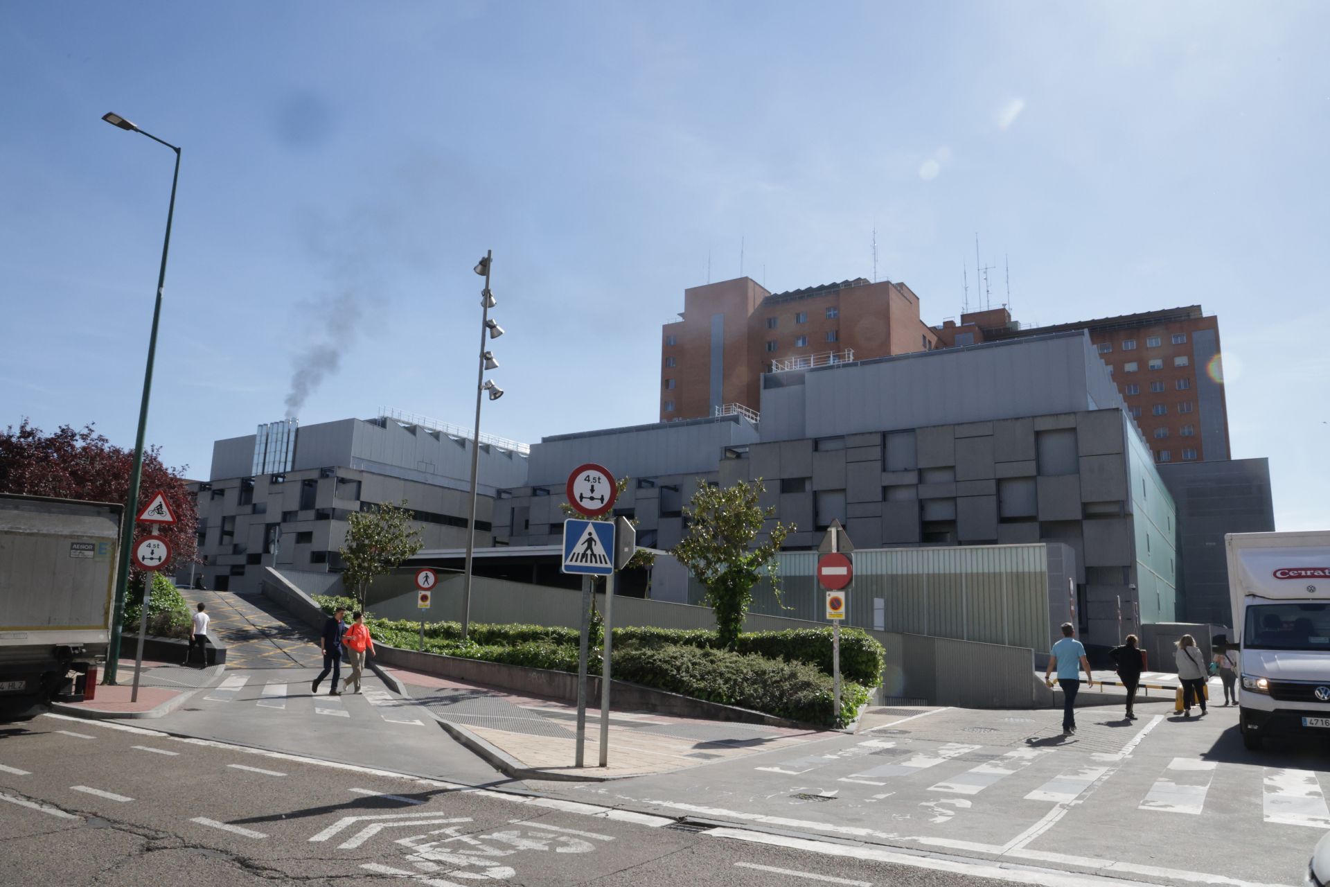 El Hospital Clínico de Valladolid, en aparente normalidad gracias al respaldo de los grupos electrógenos.