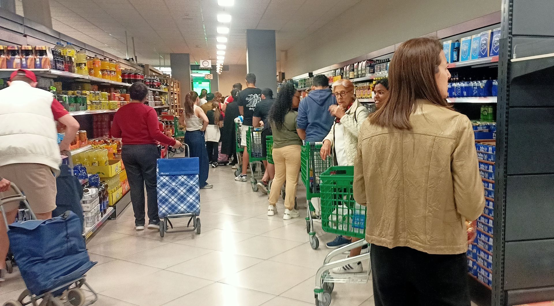 Colas en un supermercado de la cadena Mercadona.