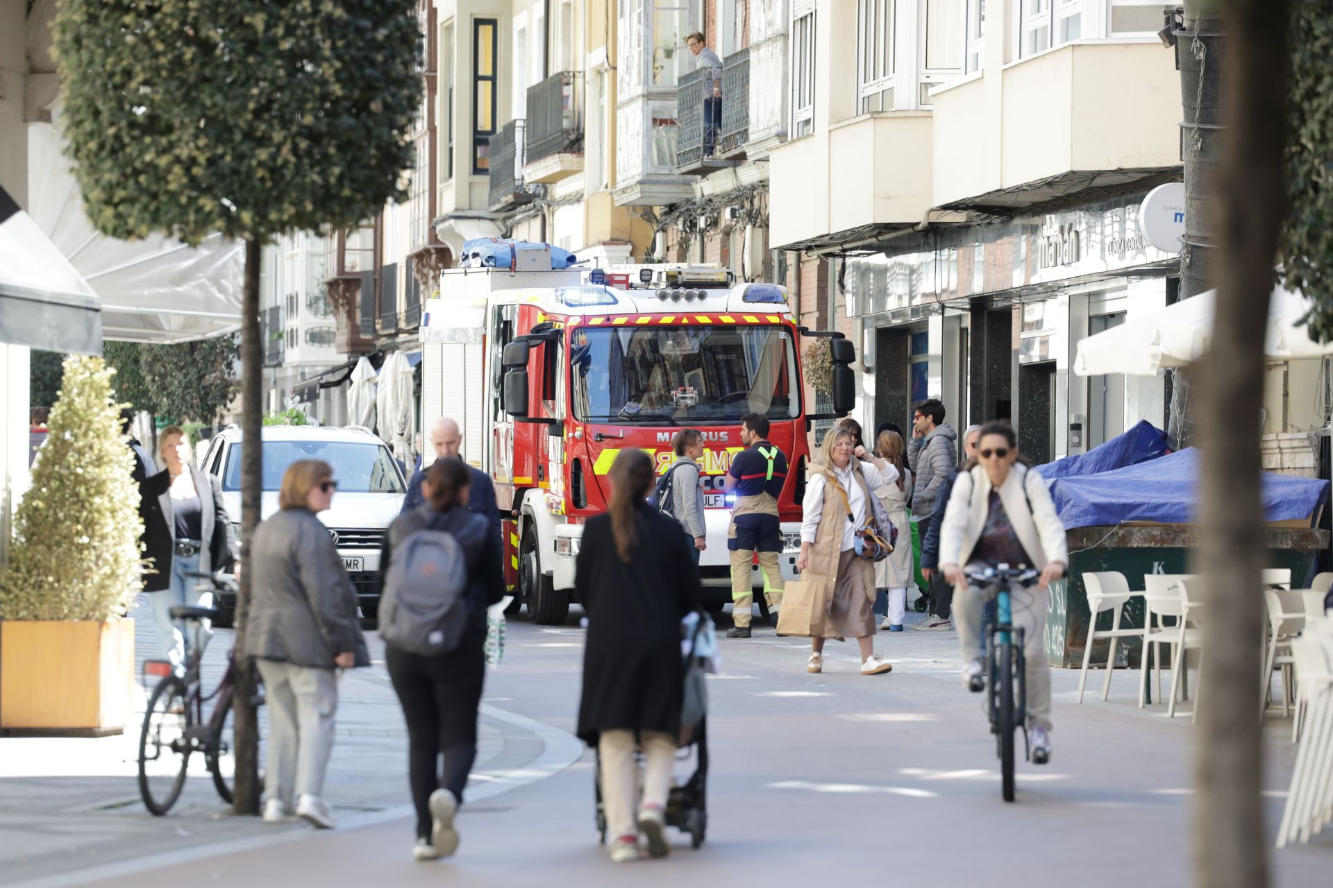 Un camión de los Bomberos del Ayuntamiento de Valladolid, en la calle Claudio Moyano.