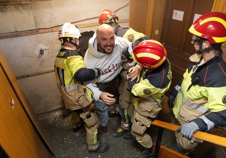 Amador Matallana en el momento que fue rescatado por los efectivos tras abrir un butrón en la entreplanta del edificio.