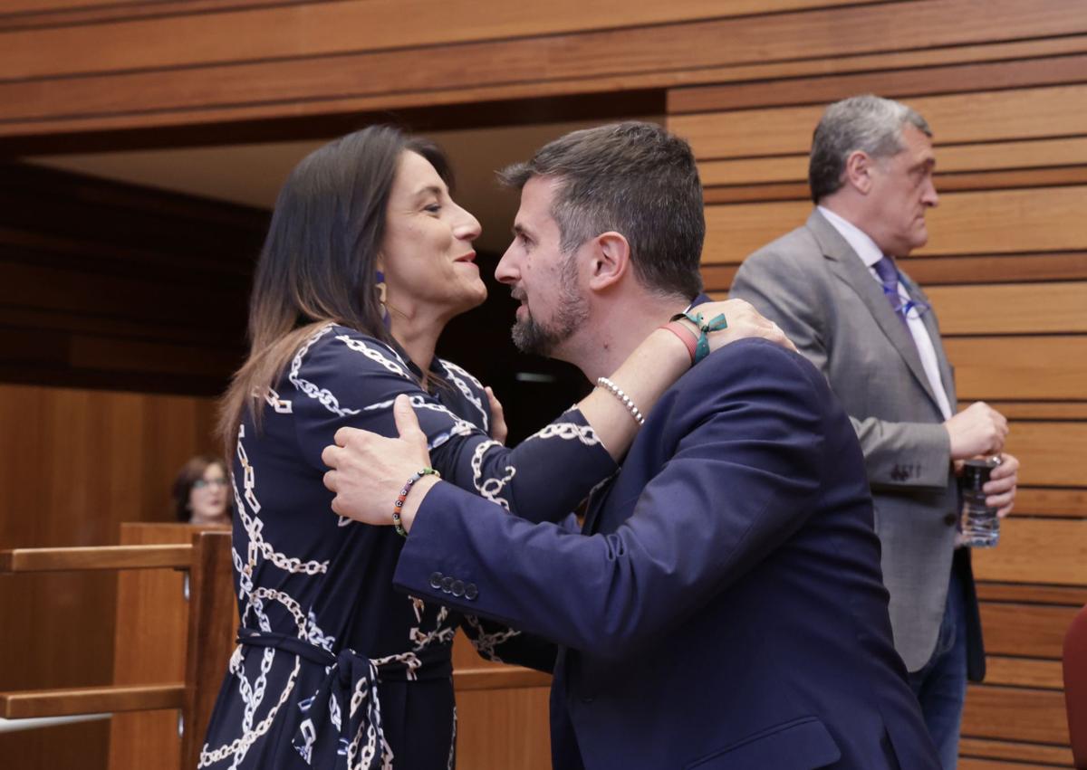 Imagen secundaria 1 - Tudanca recibe el aplauso de su grupo parlamentario. Después, saludo afectuoso con su número 2, Ana Sánchez, y con el procurador de Por Ávila, Pedro Pascual. 