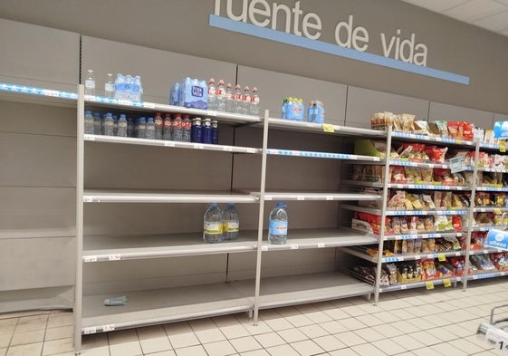 Estante del agua en un supermercado de la calle Cigüeña, este martes por la mañana.