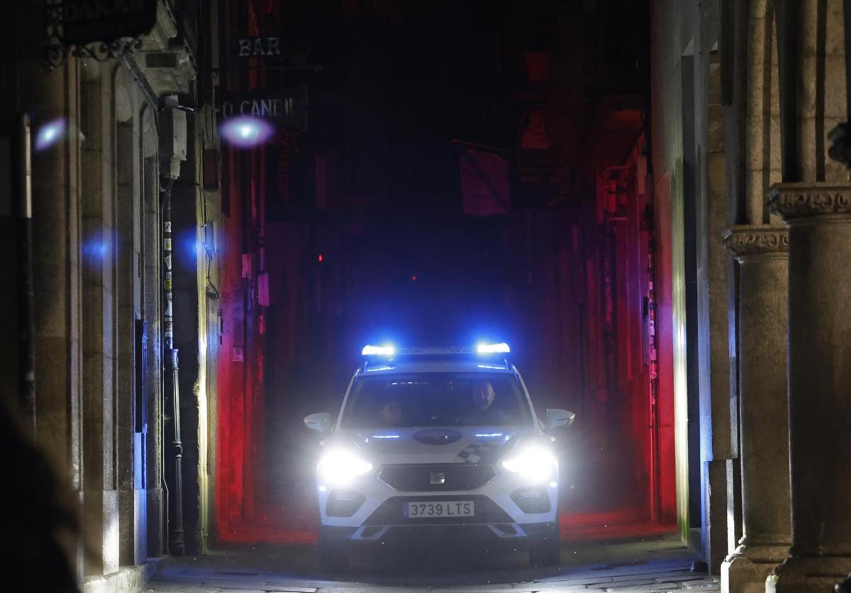 Una patrulla de la policía recorre las calles durante un apagón este martes, en Santiago de Compostela.