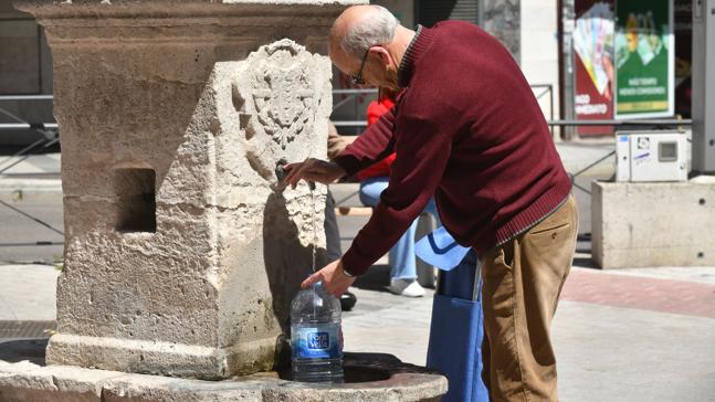 Si no se dispone de agua potable, el agua se puede hacer apta para el consumo por medio de...