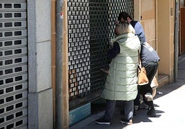 Una tienda echa la verja en día del apagón en la ciudad de Segovia.