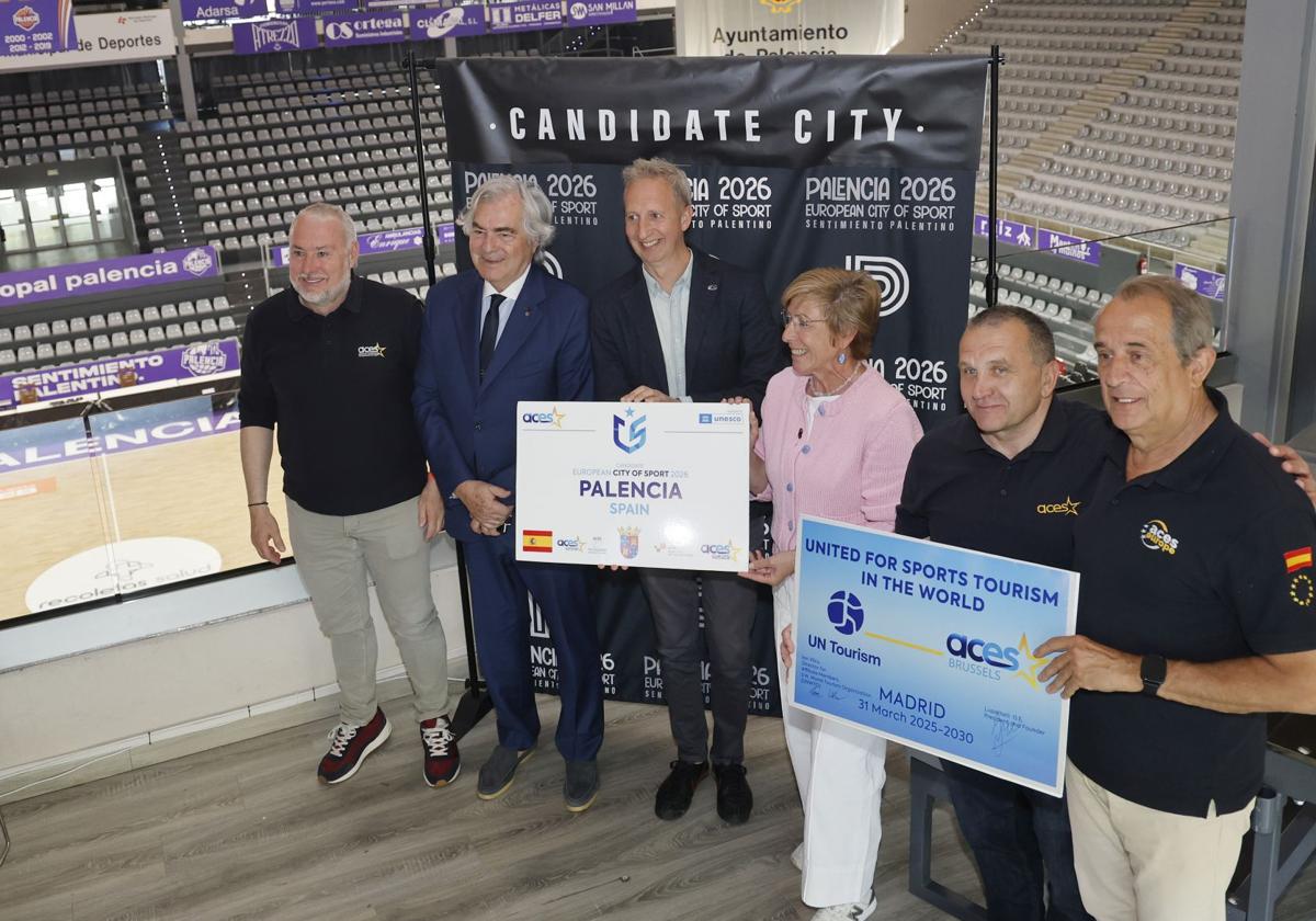 El concejal de Actividades Deportivas, en el centro, en la presentación de la candidatura.