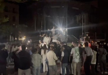 Universitarios celebran una fiesta improvisada en la Plaza Mayor durante el apagón