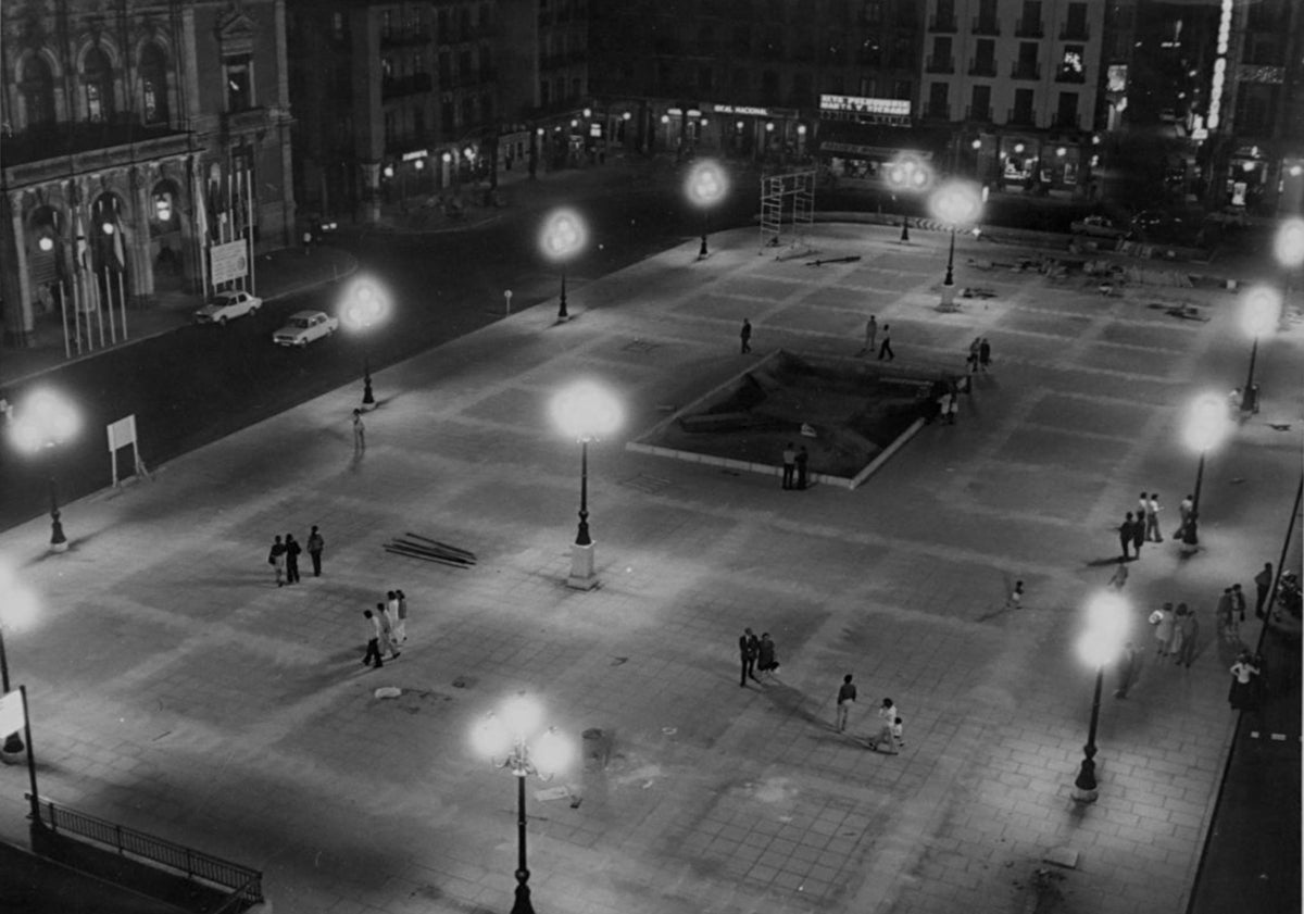 Imagen principal - Arriba, la Plaza Mayor de Valladolid, por la noche, en los años 70. Abajo, detalle de la subestación de la Electra en la Avenida de Salamanca en los años 60, y noticia publicada en El Norte de Castilla el 29 de agosto de 1903.