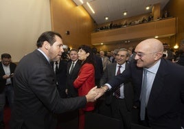 El ministro de Transportes, Óscar Puente (izquierda), saluda al alcalde de Valladolid, Jesús Julio Carnero, el pasado febrero durante la presentación del proyecto de la futura estación.