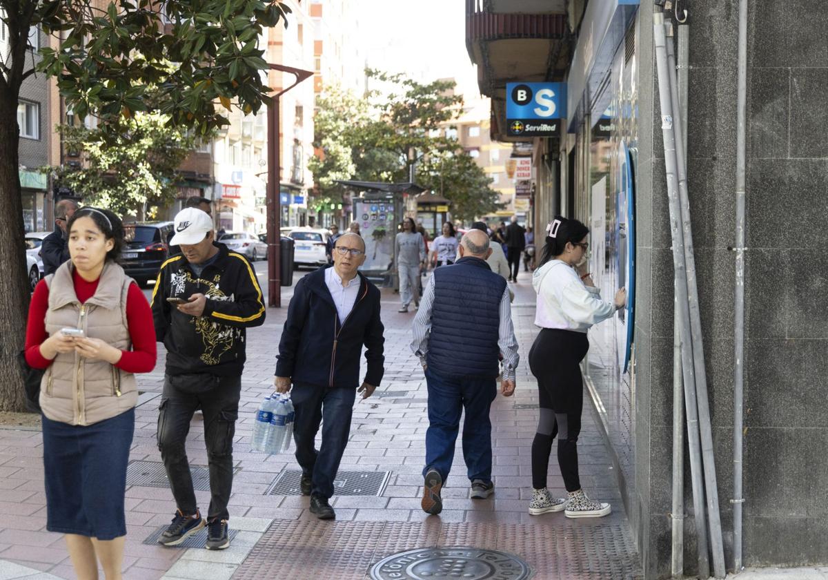 La normalidad regresó este martes a la avenida de Segovia, la última zona de Valladolid en recuperar el suministro eléctrico. Por la mañana, la gente retiró dinero de los bancos, compró agua en los supermercados y paseó por la zona.
