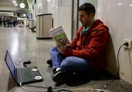 Javier Leiva, uno de los pasajeros que no pudo coger su tren, en la oficina improvisada que instaló en la estación de Campo Grande.