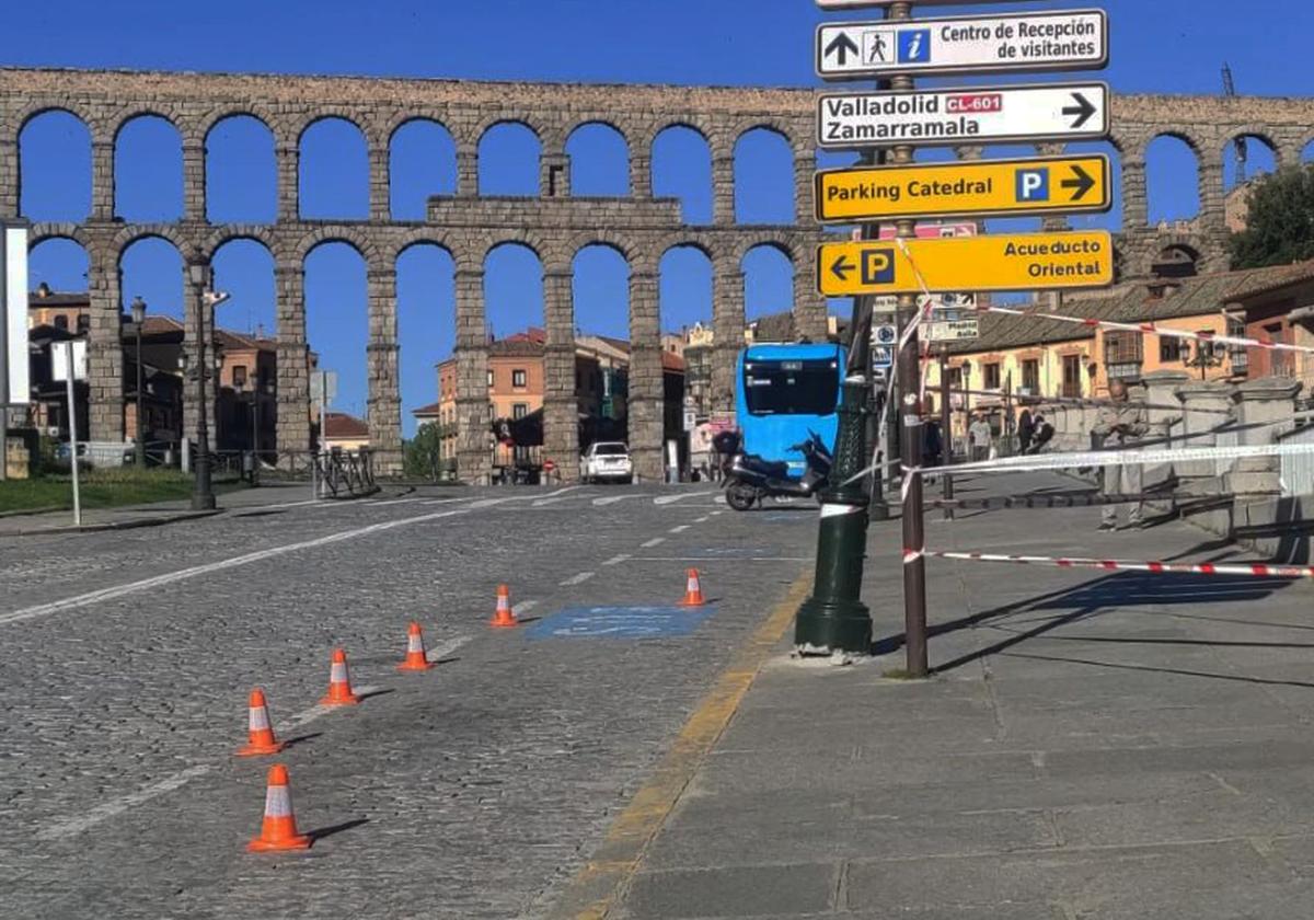 Un autobús se sale de la calzada en Vía Roma y choca contra una farola