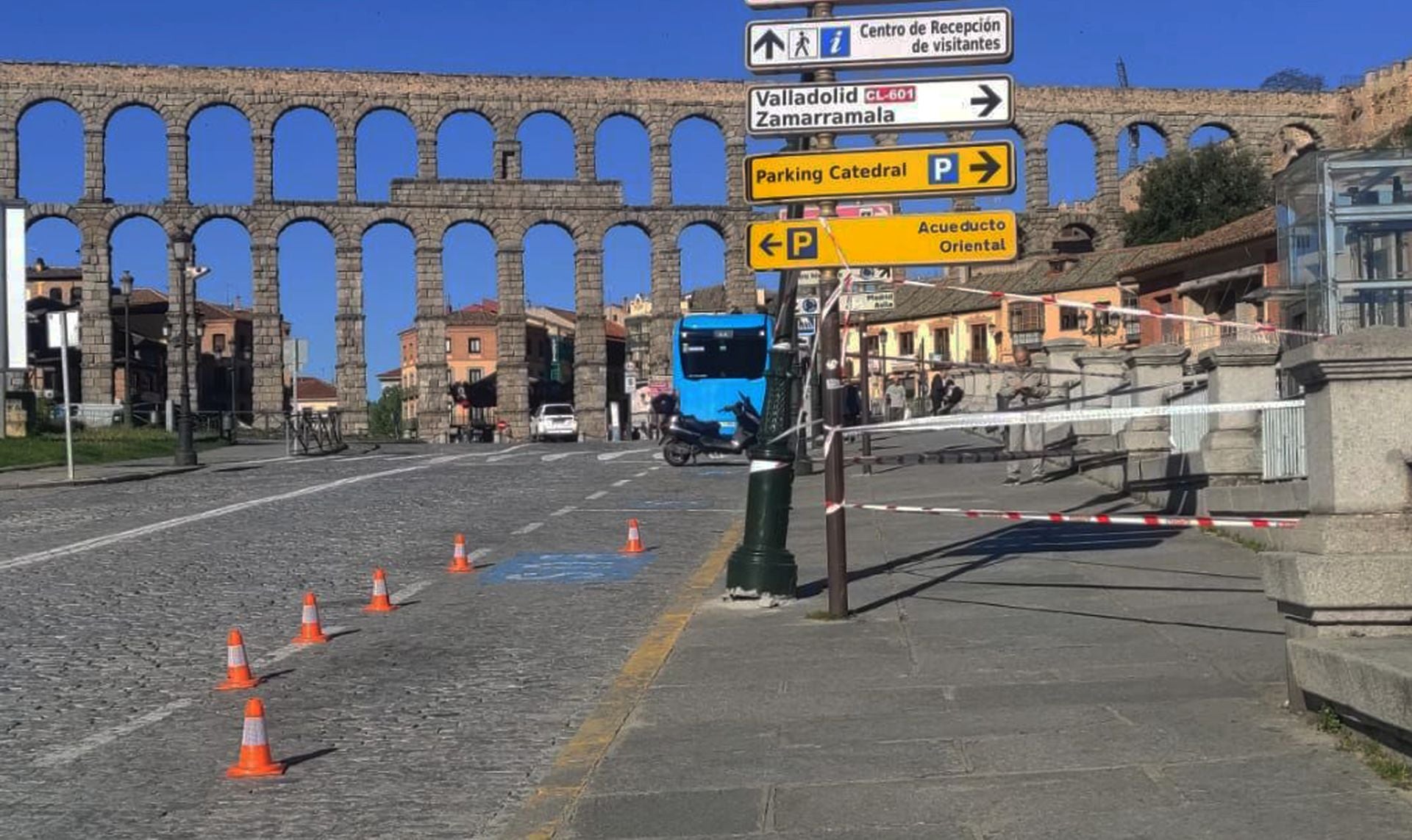 Un autobús se sale de la calzada en Vía Roma y choca contra una farola