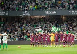 Los jugadores del Real Valladolid, durante un minut de silencio antes del último partido ante el Betis.