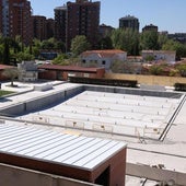 Estado actual de la obra de la piscina municipal Riosol, ubicada en la calle Mieses junto al barrio de Girón.