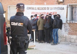 Miembros del Sindicato de Vivienda custodiaban la puerta de la vivienda.