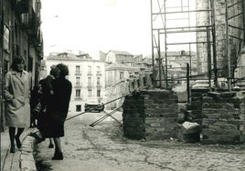 La calle Arribas de Valladolid, en la década de los setenta, con andamios junto a la Catedral.