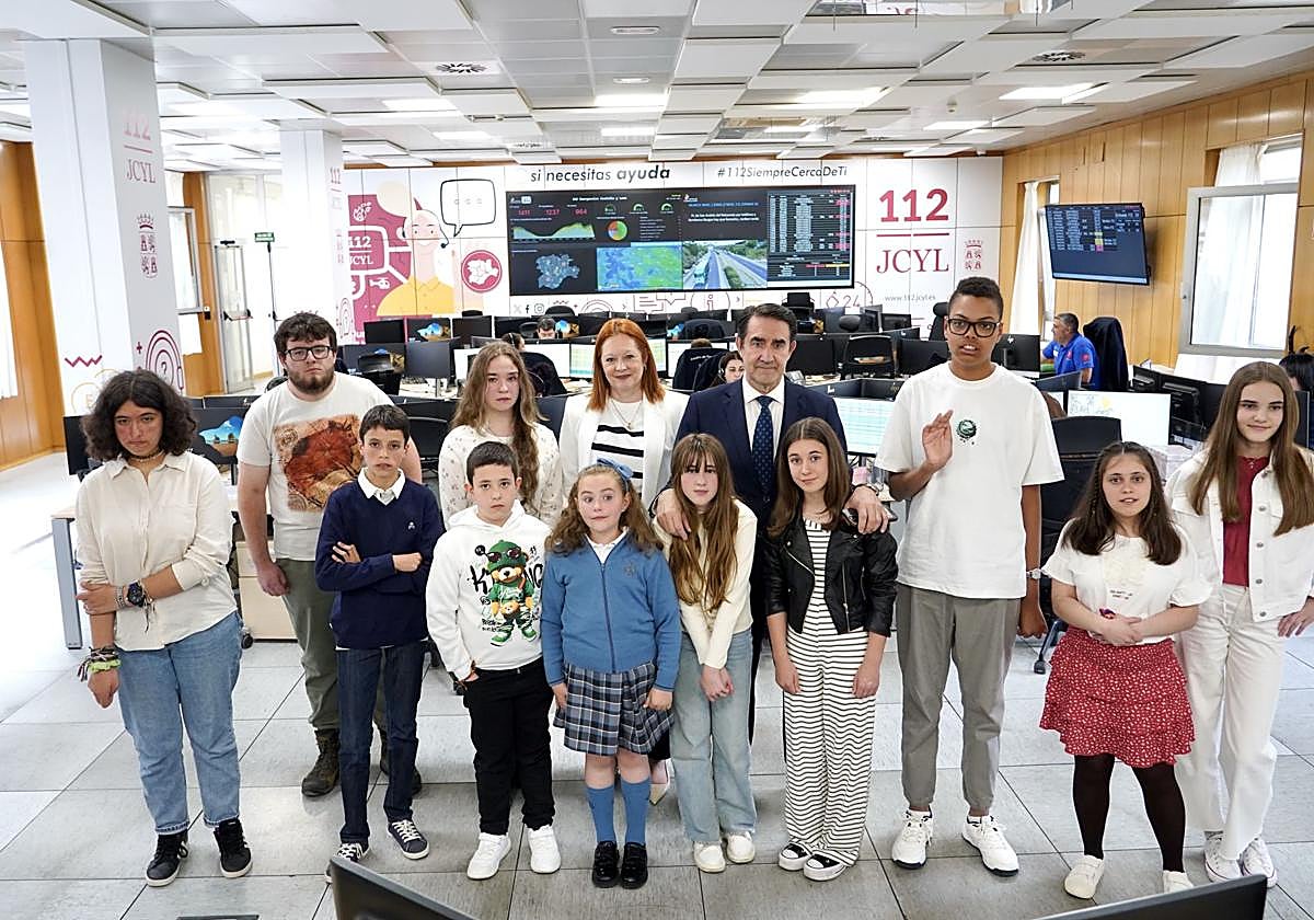 El consejero de Medio Ambiente, Vivienda y Ordenación del Territorio, Juan Carlos Suárez-Quiñones, entrega los premios ''¿Qué es el 112 para ti?''