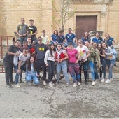 Los quintos de 2025, junto a amigos, posan en la plaza Mayor con el Mayo tras haberlo cortado y transportado