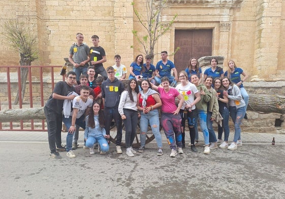 Los quintos de 2025, junto a amigos, posan en la plaza Mayor con el Mayo tras haberlo cortado y transportado