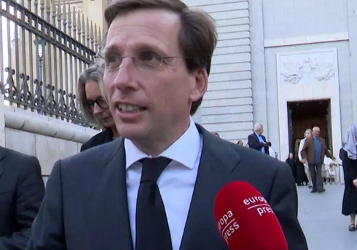 Martínez-Almeida preside una misa funeral en memoria del Santo Pontífice
