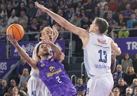 Wintering recoge un balón en el partido ante el Obradoiro, el pasado 5 de diciembre en Palencia.
