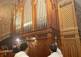 El obispo, junto al prior del convento de San Pablo, bendice el órgano, manejado por Jorge Colino.