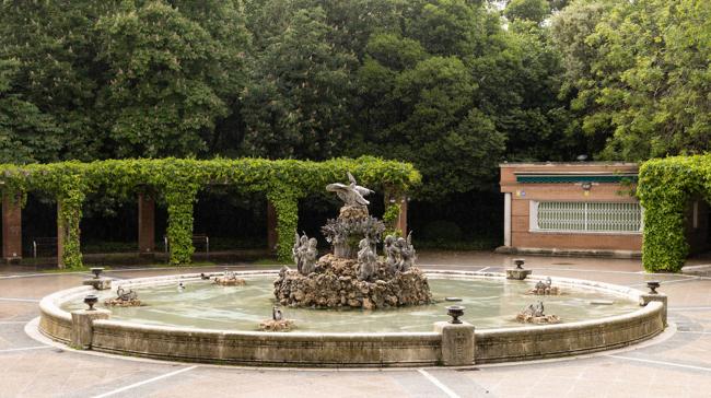 Cuenta con dos grandes fuentes ornamentales: fuente la de la Fama y fuente...