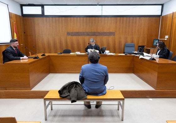 El acusado, durante el inicio de la vista en el Juzgado de lo Penal número 4.