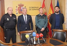 El delegado del Gobierno, Nicanor Sen (segundo por la izquierda), junto a representantes de las Fuerzas y Cuerpos de Seguridad del Estado y de Protección Civil de la Delegación.