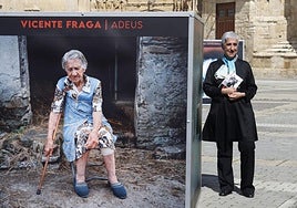 La coordinadora del festival, María Millán, junto a una foto de Vicente Fraga en la plaza de la Inmaculada.