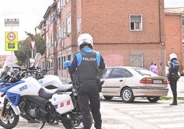 Los policías locales multan a un coche mal aparcado en Delicias en una imagen de archivo.
