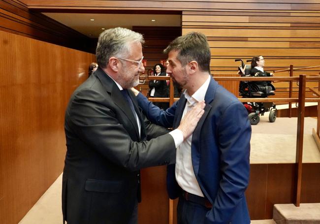 Carlos Pollán (Vox), presidente de las Cortes, despide a Luis Tudanca tras el Pleno.