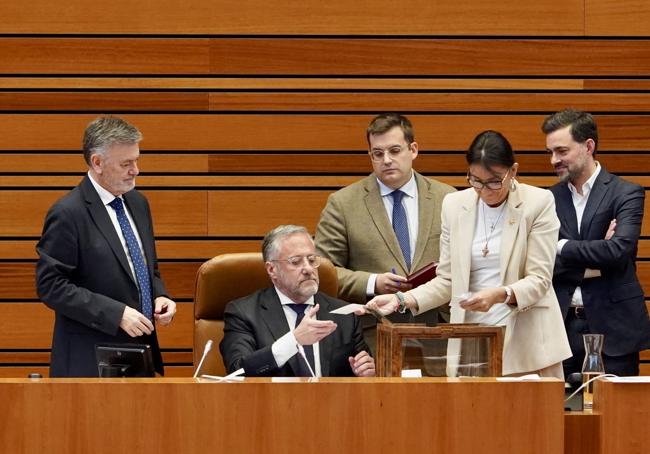 La Mesa de las Cortes, con el letrado mayor, realiza el recuento de las papeletas.