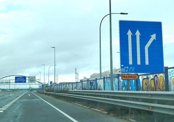 La pequeña señal que, en la VA-30, informa del camino para circular hacia Madrid por la Autovía de Pinares.