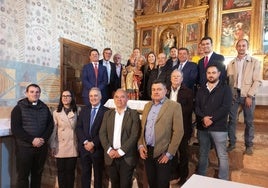 Alcaldes y concejales de la comarca, en el interior de la ermita de Santa Ana de Pozuelo