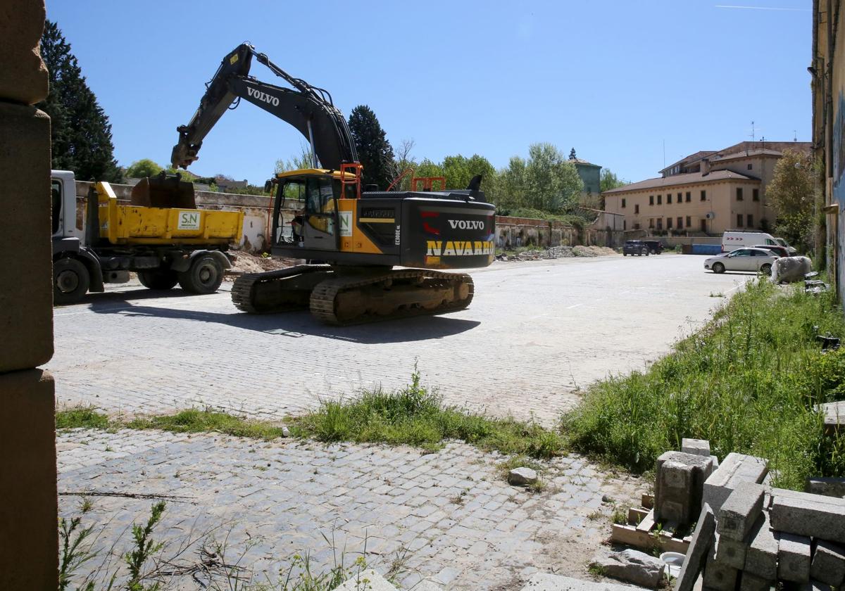 Comienzan los trabajos para adecentar los terrenos del antiguo Regimiento