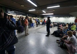 Los usuarios de la estación de trenes de Atocha en Madrid durante el apagón.