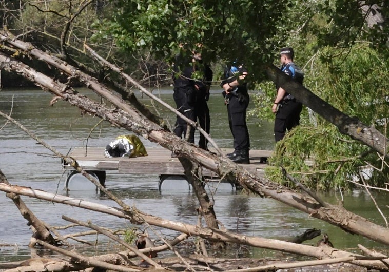 Agentes de la Policía Local custodian el cuerpo sin vida del hombre fallecido en el Pisuerga.