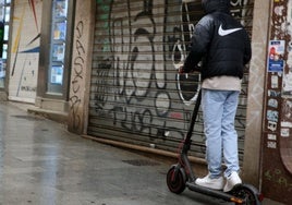 Un joven circula en un Vehículo de Movilidad Personal