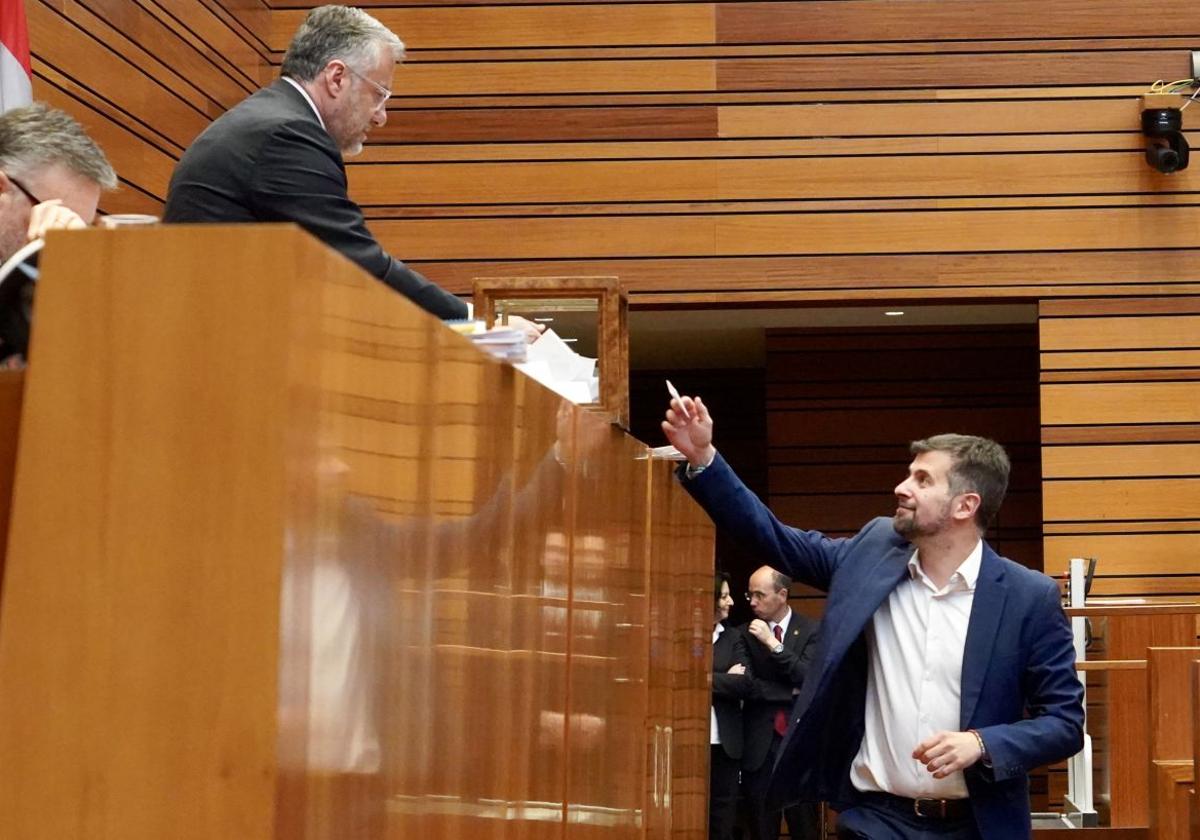 Tudanca va camino del Senado con despedida áspera de Mañueco