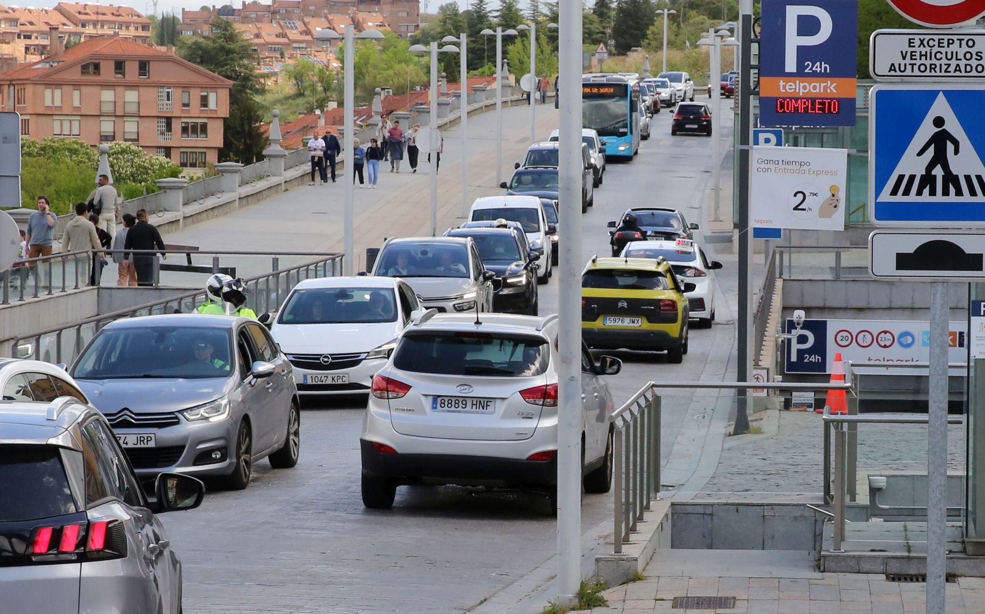 Fotos: Segovia recibe a miles de turistas el primer día del puente