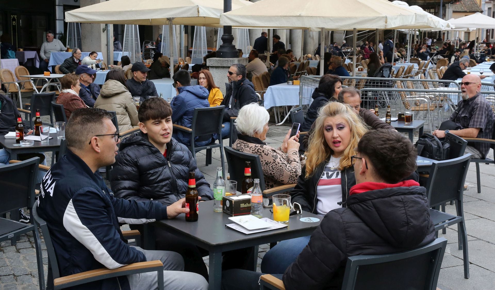Fotos: Segovia recibe a miles de turistas el primer día del puente