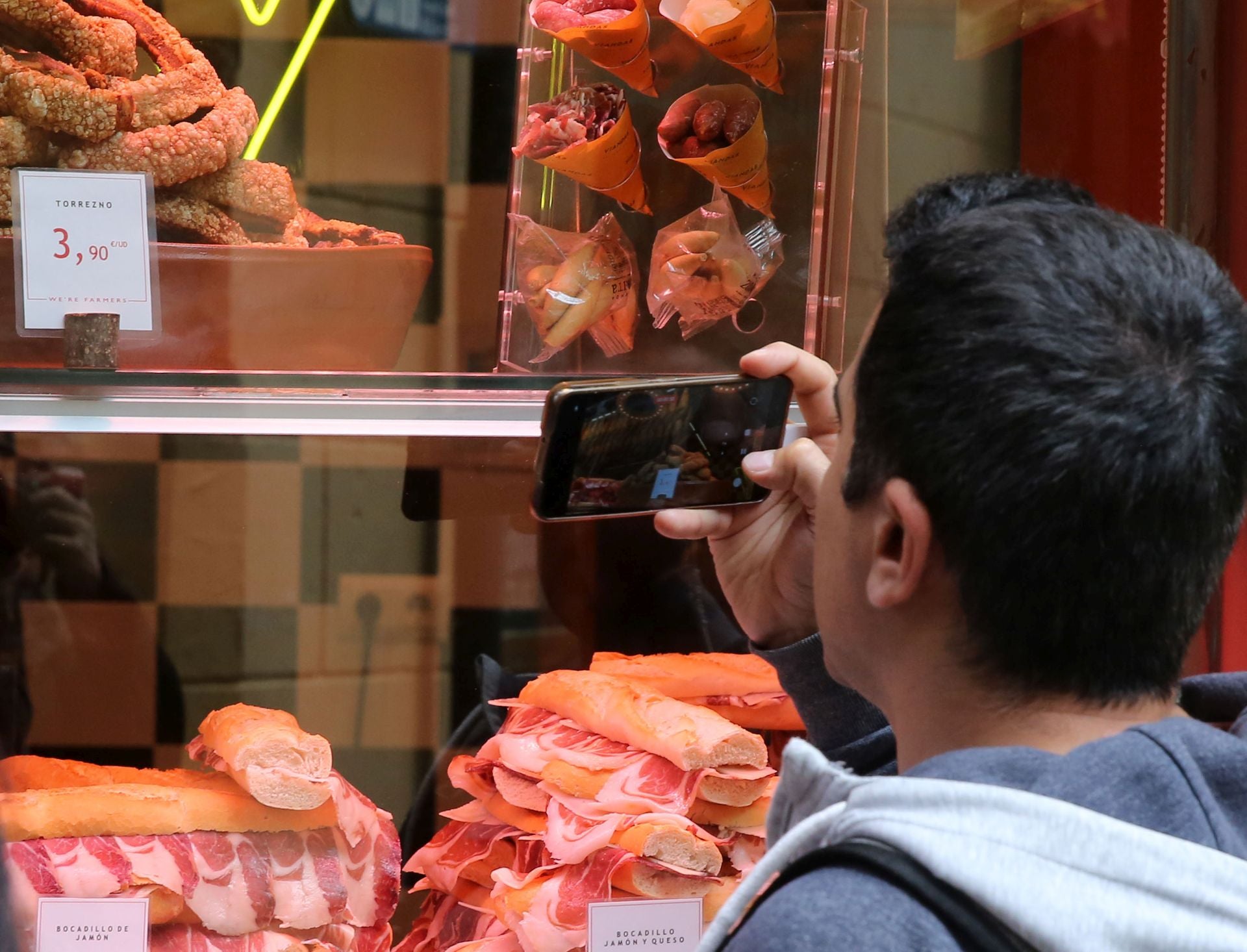 Fotos: Segovia recibe a miles de turistas el primer día del puente