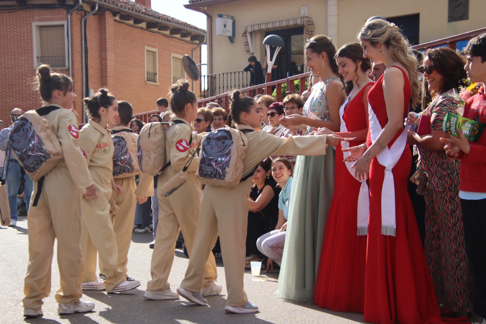 Villabrágima empieza sus fiestas de la Santa Cruz con el pregón y el desfile de peñas