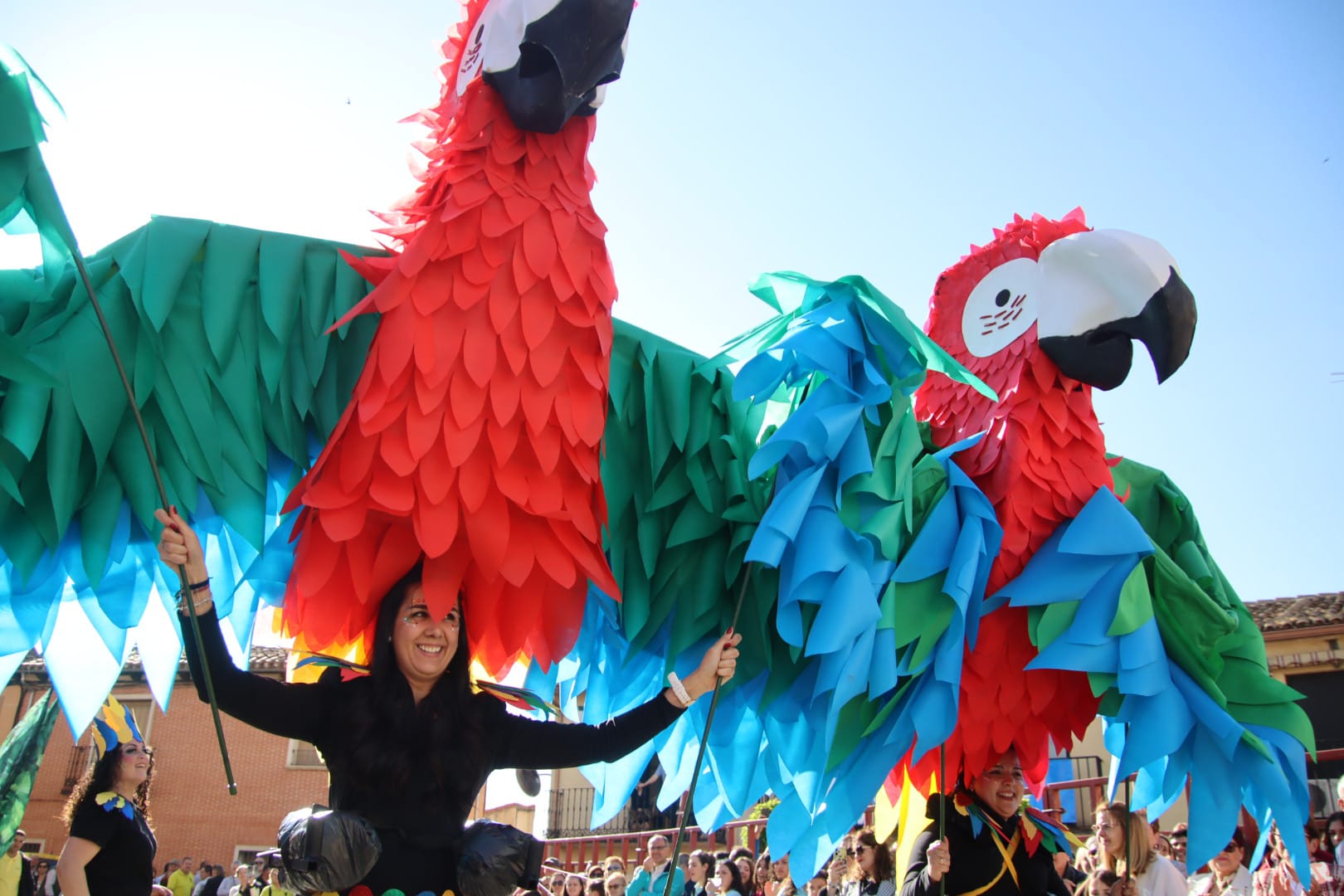 Villabrágima empieza sus fiestas de la Santa Cruz con el pregón y el desfile de peñas