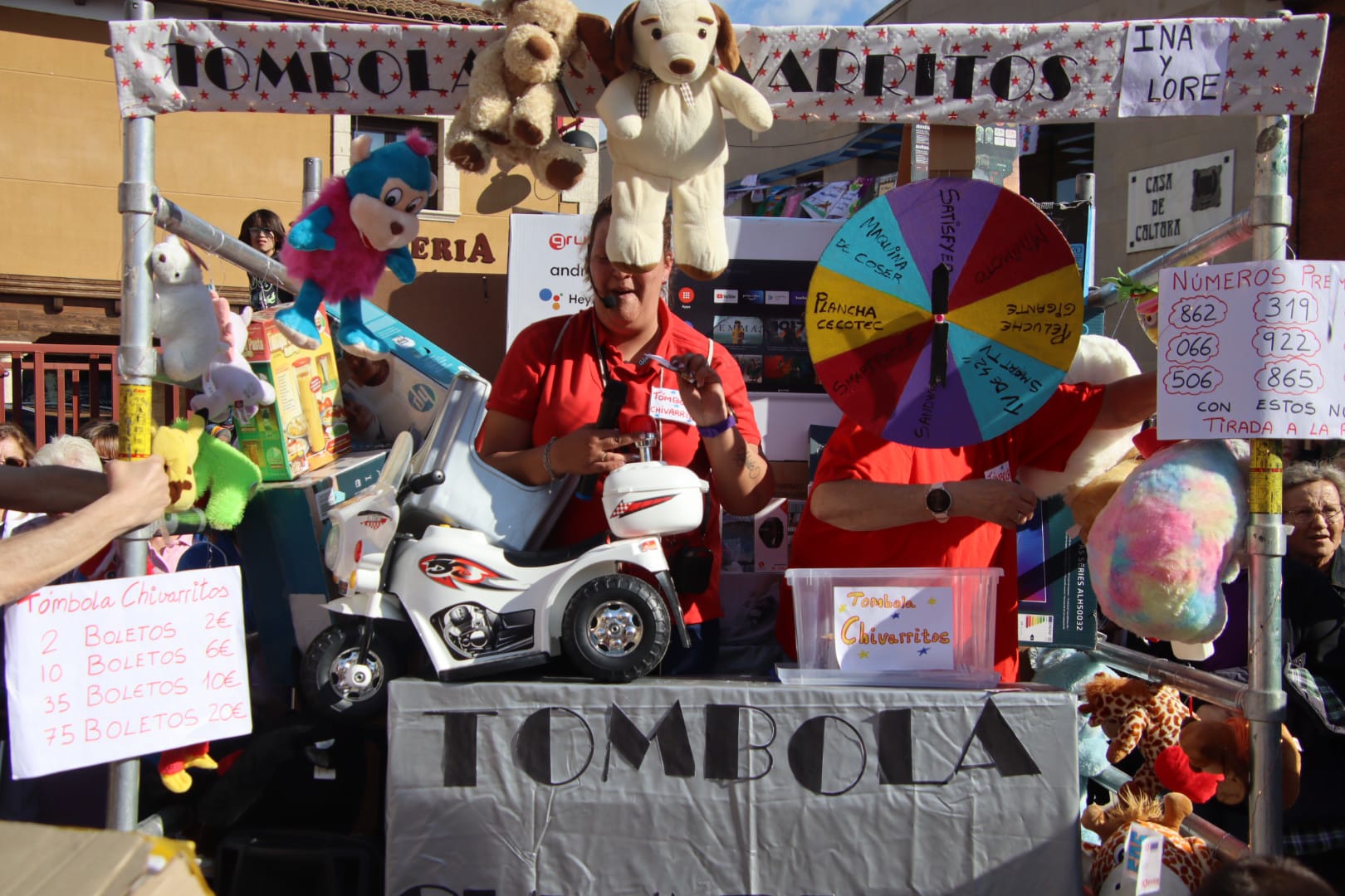 Villabrágima empieza sus fiestas de la Santa Cruz con el pregón y el desfile de peñas