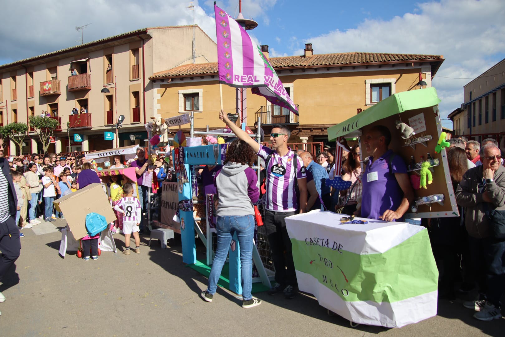 Villabrágima empieza sus fiestas de la Santa Cruz con el pregón y el desfile de peñas