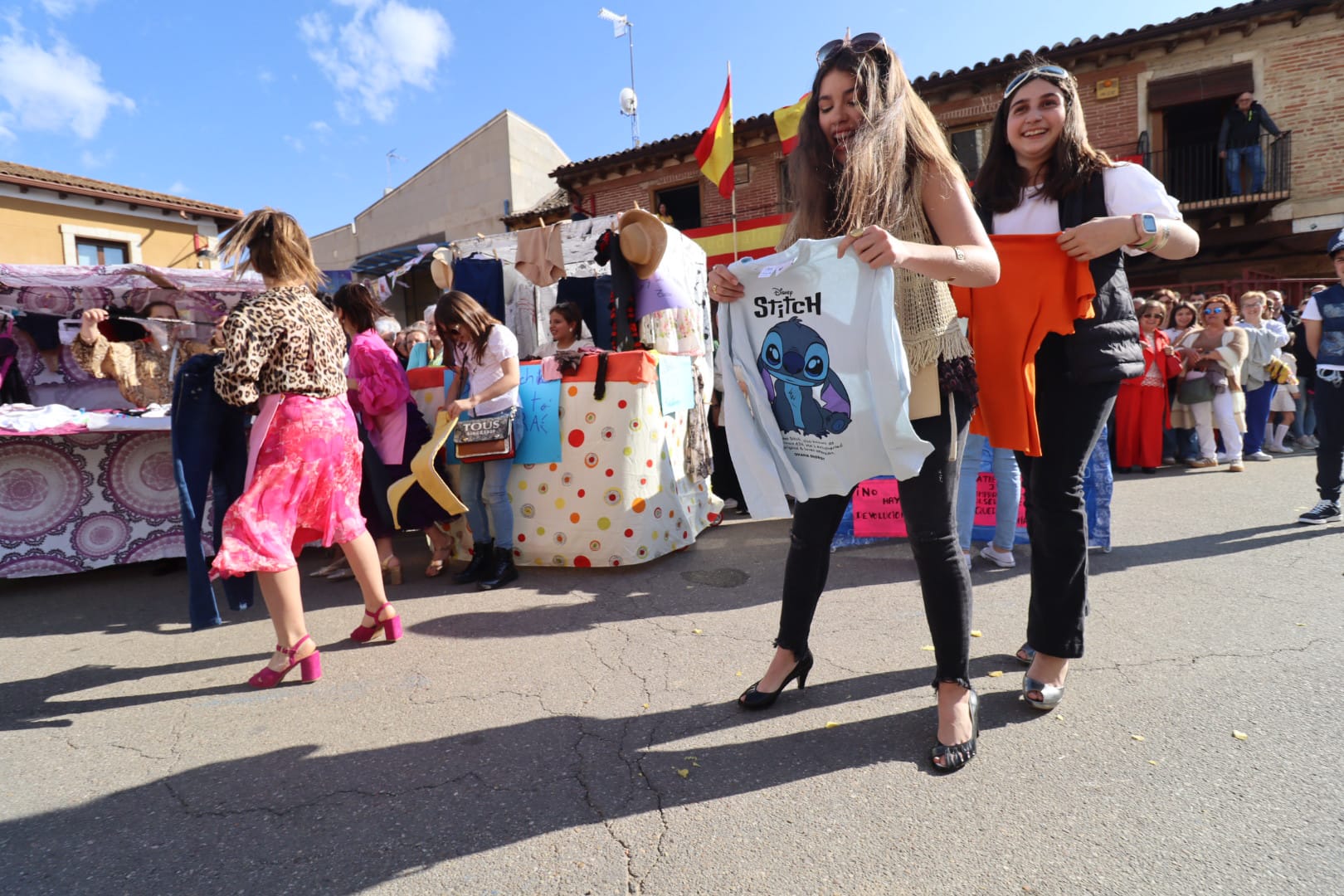 Villabrágima empieza sus fiestas de la Santa Cruz con el pregón y el desfile de peñas