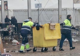 TRabajadores del Servicio de Limpieza trasladan un contenedor al término de la concentración de 2024.